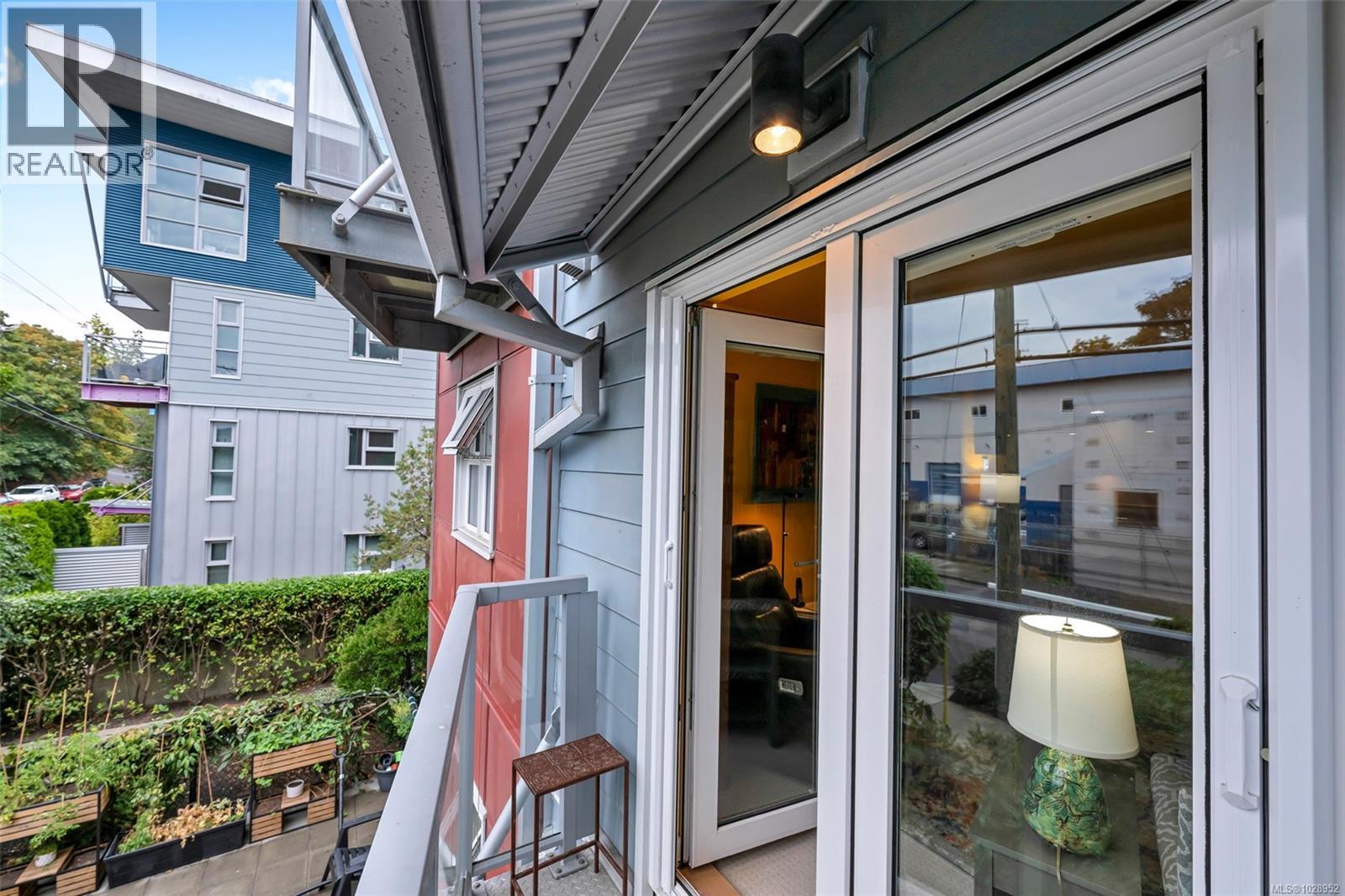 204 787 Tyee Rd, Victoria