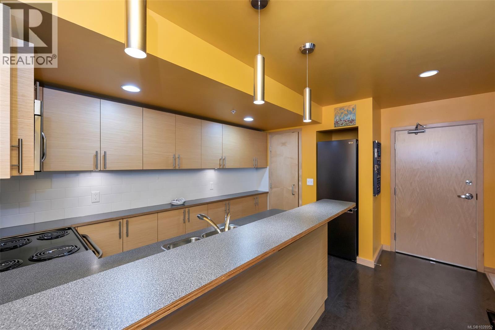 204 787 Tyee Rd, Victoria