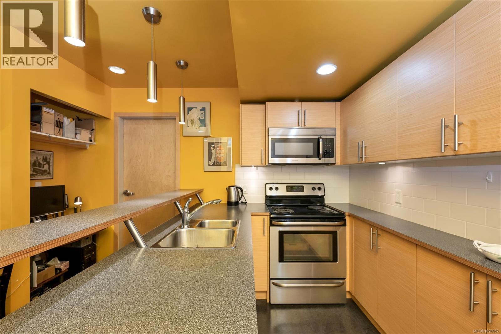 204 787 Tyee Rd, Victoria