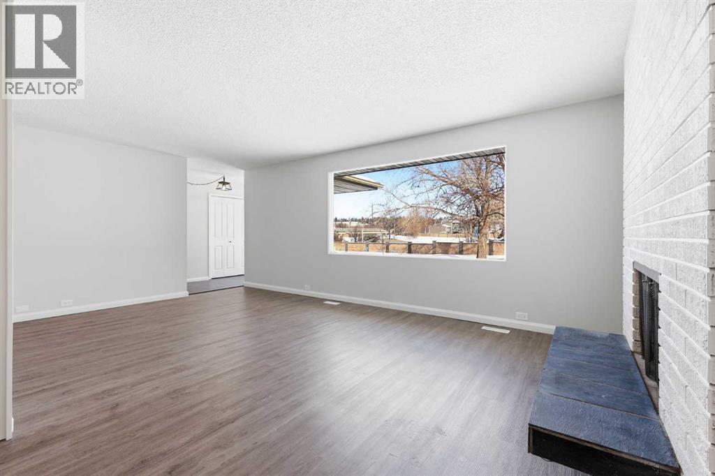 Single Family House Bungalow for Sale in  Vienna Drive NW Varsity Calgary 