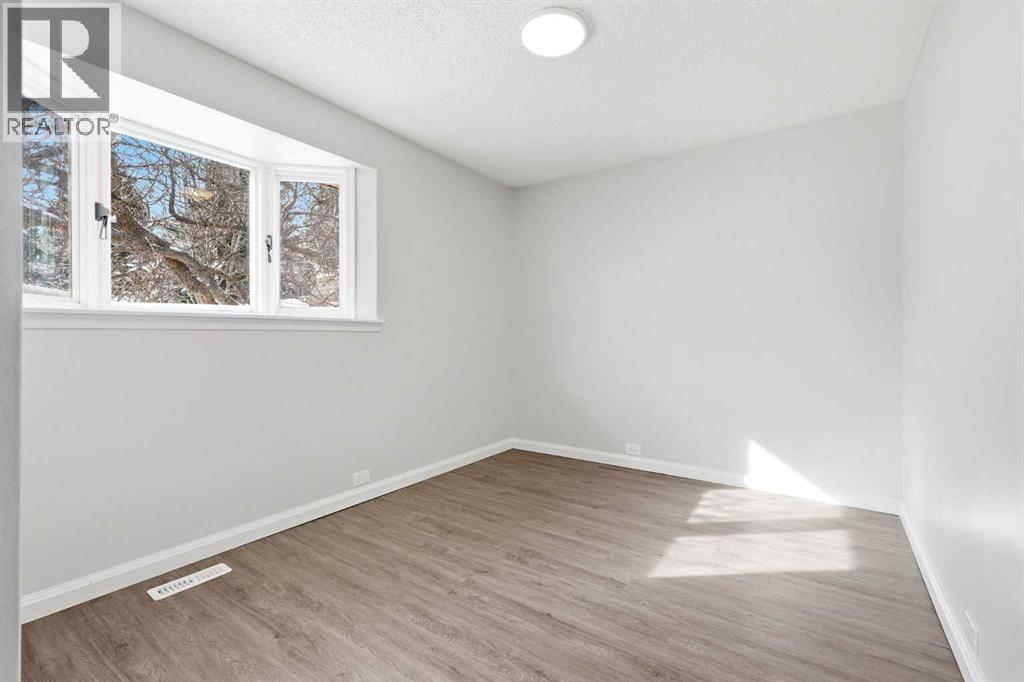 Single Family House Bungalow for Sale in  Vienna Drive NW Varsity Calgary 