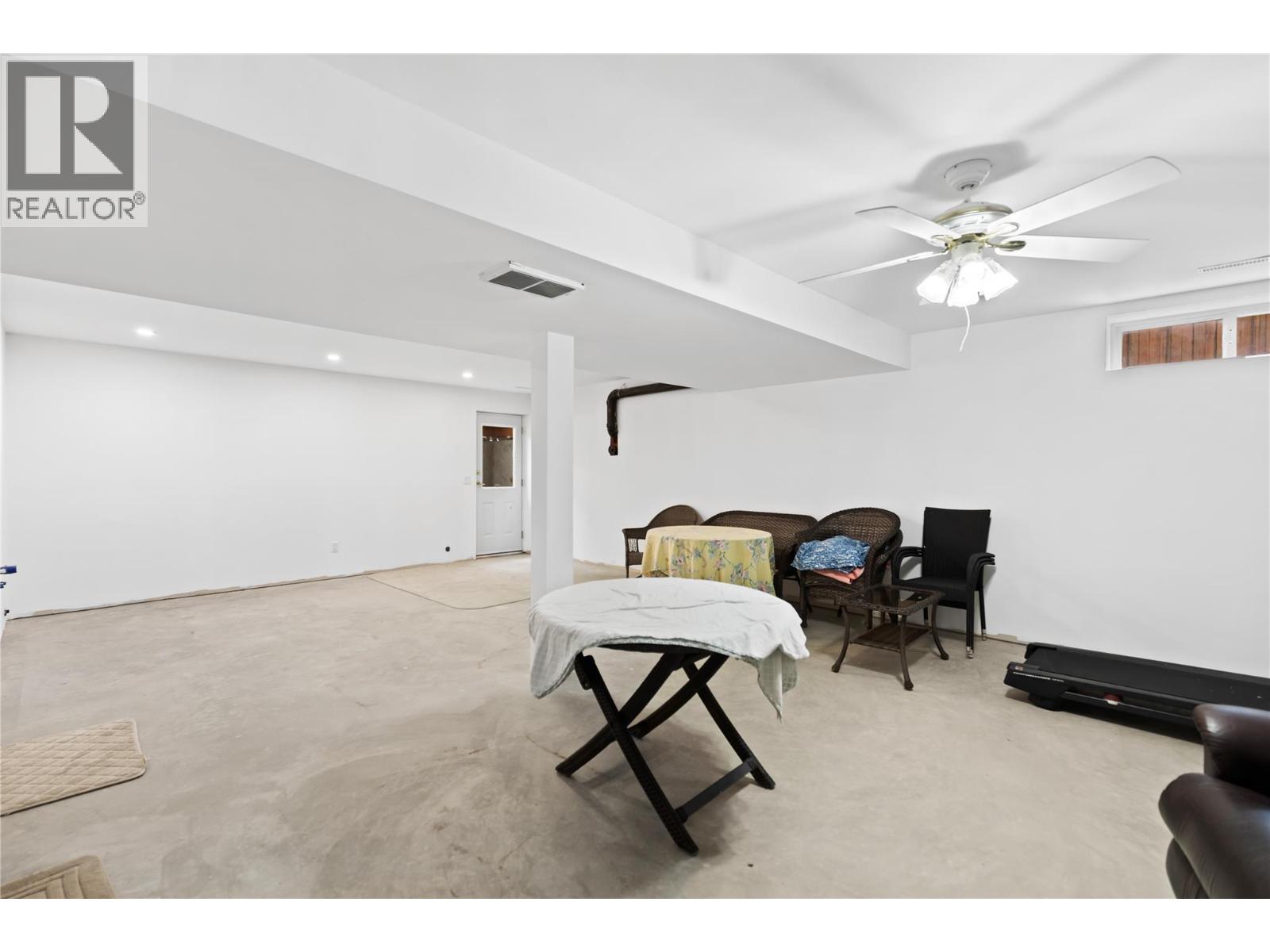 381 ROBIN DRIVE - 32