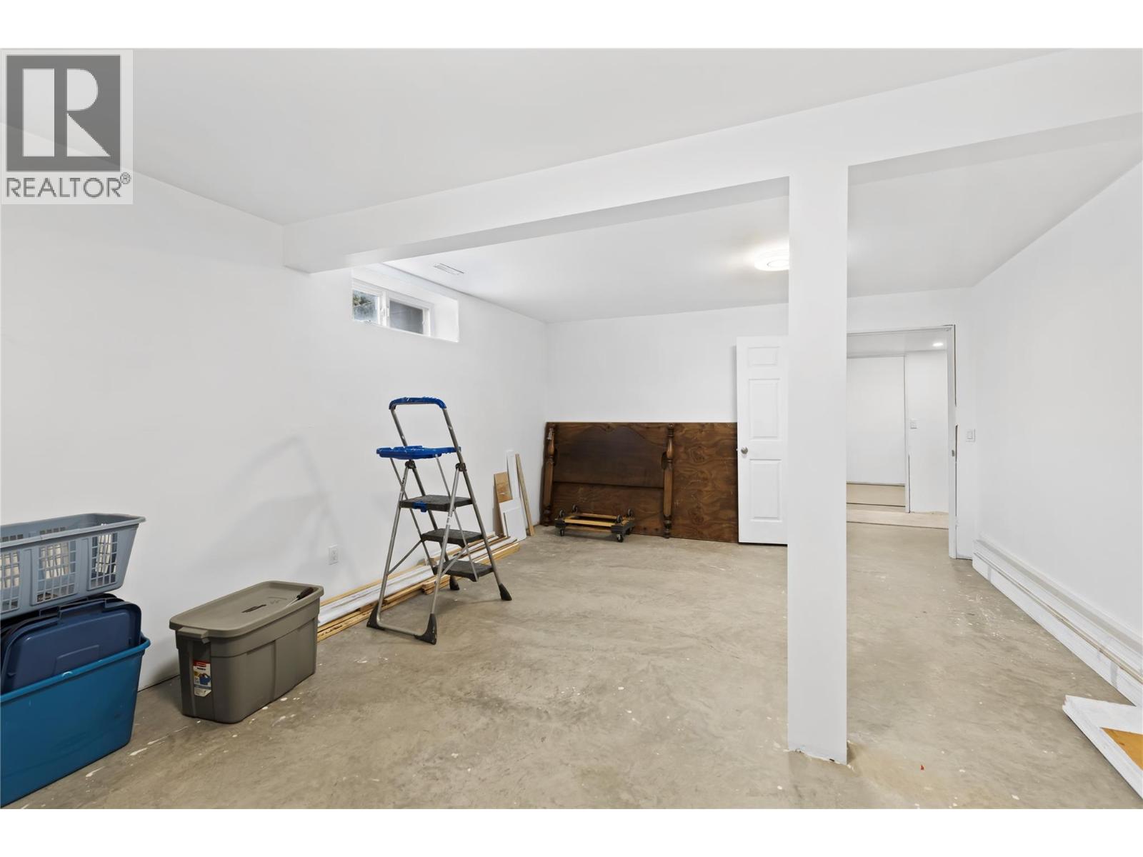 381 ROBIN DRIVE - 36