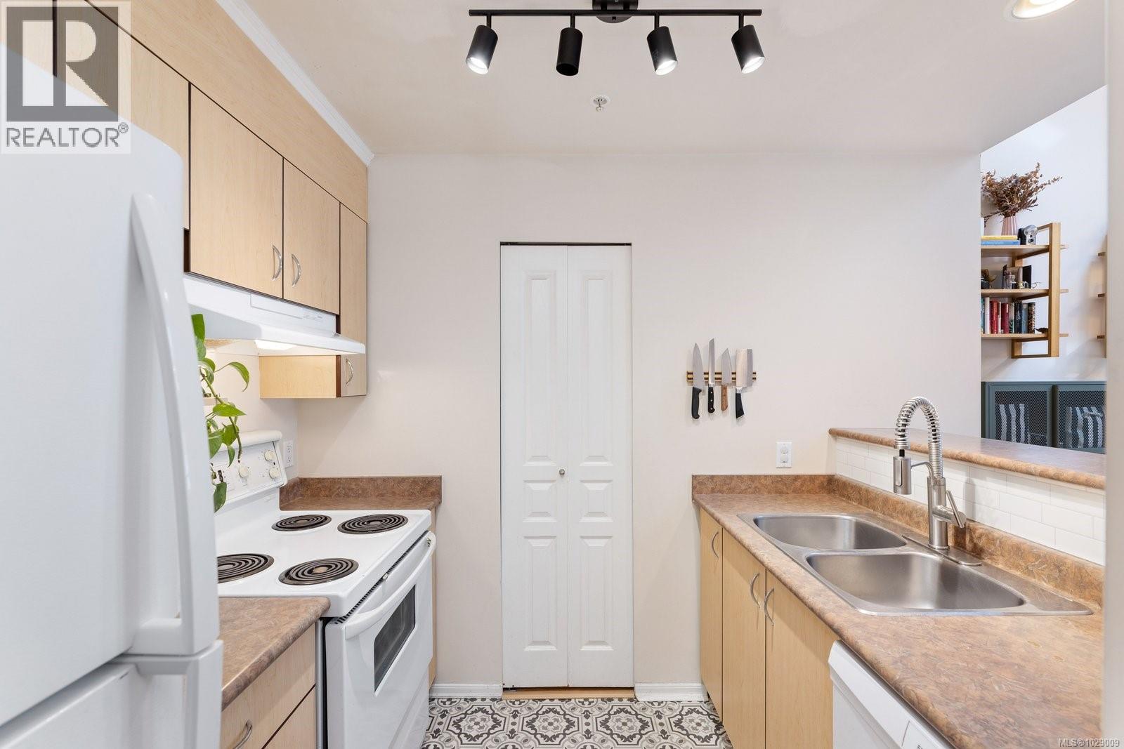 #402 1015 JOHNSON ST - 12