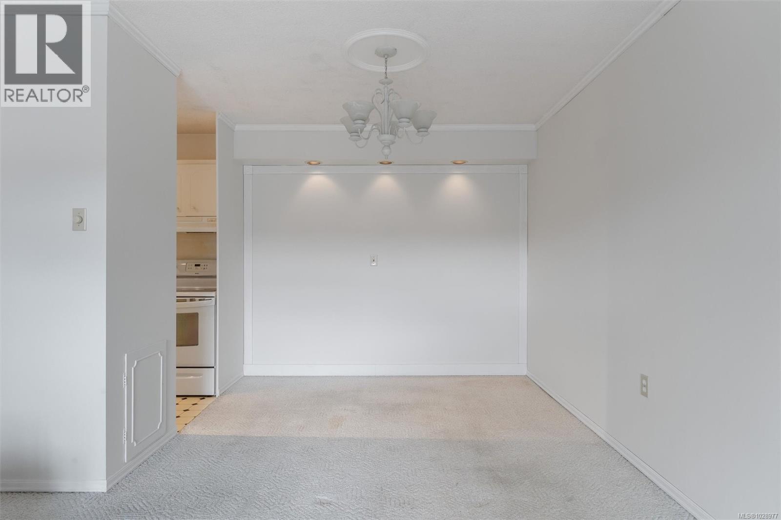 301 2050 White Birch Rd, Sidney