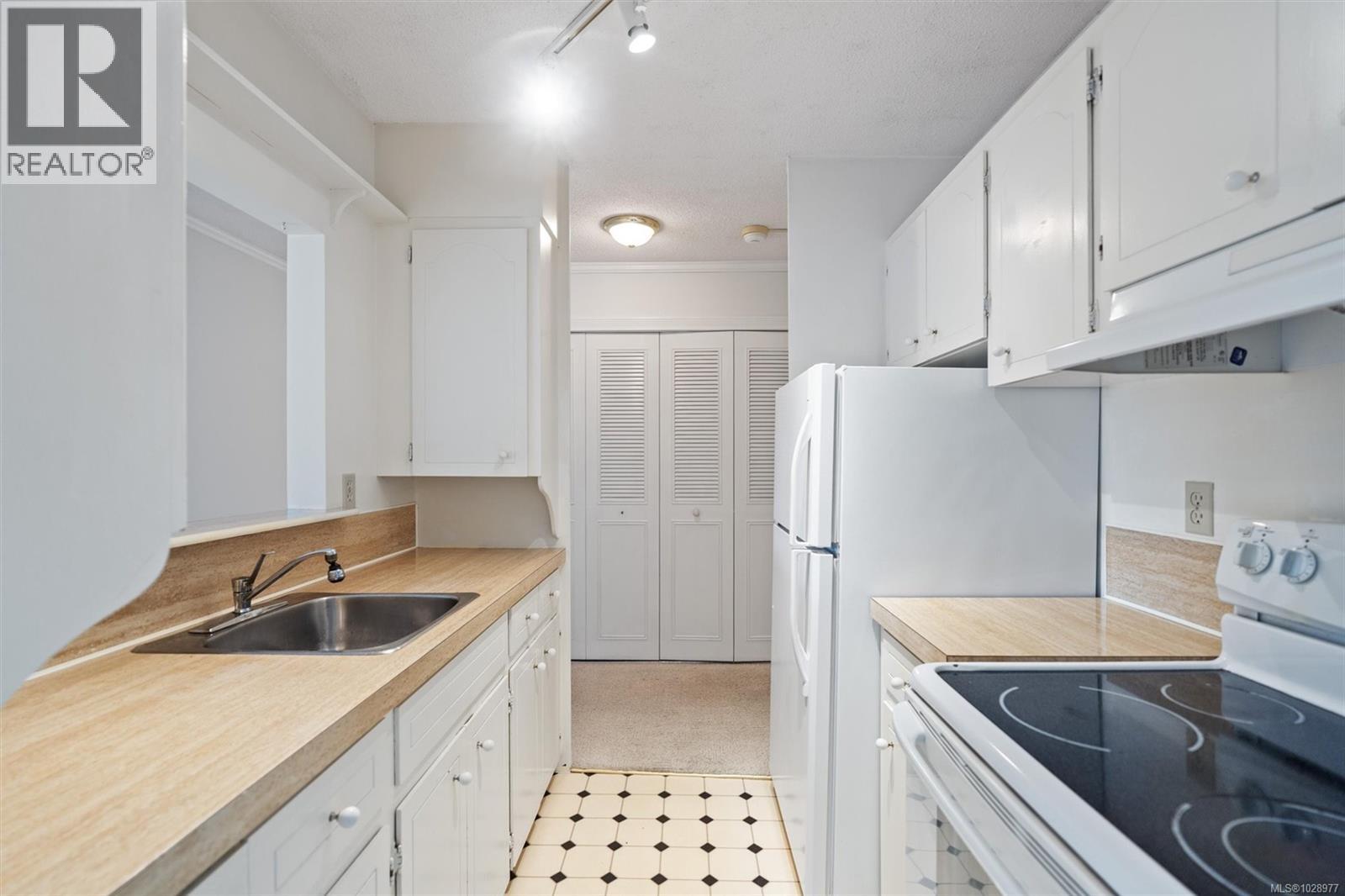 301 2050 White Birch Rd, Sidney