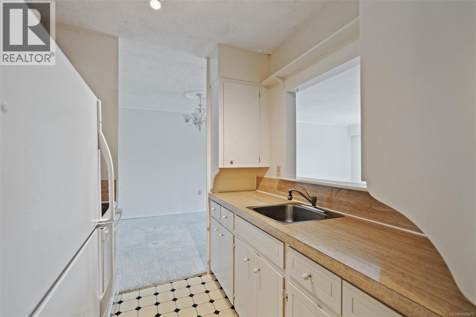 301 2050 White Birch Rd, Sidney