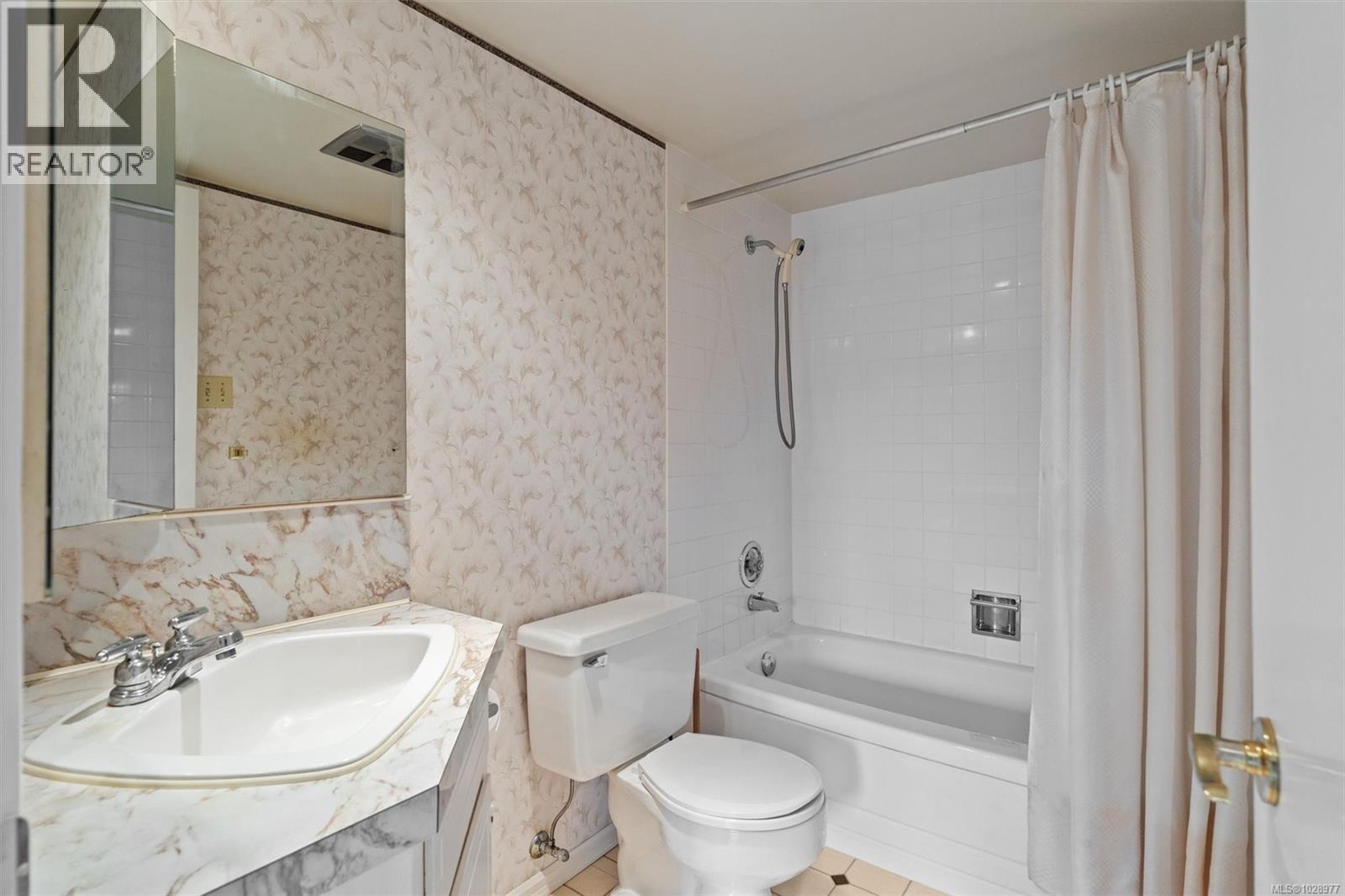 301 2050 White Birch Rd, Sidney