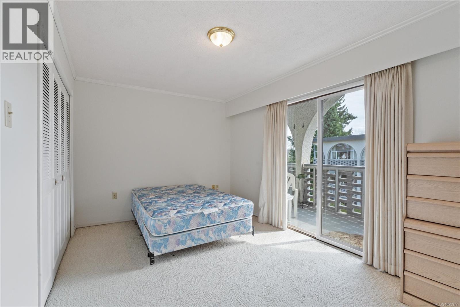 301 2050 White Birch Rd, Sidney