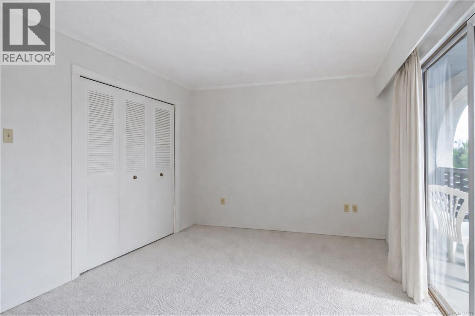 301 2050 White Birch Rd, Sidney