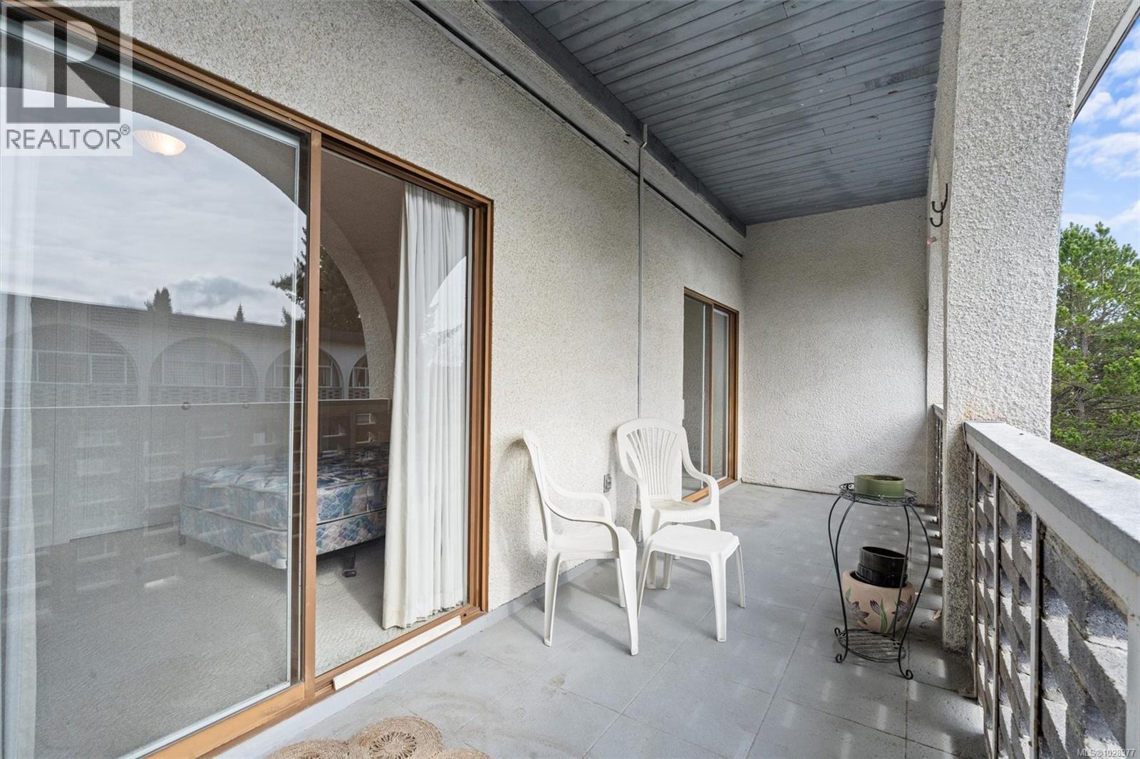 301 2050 White Birch Rd, Sidney