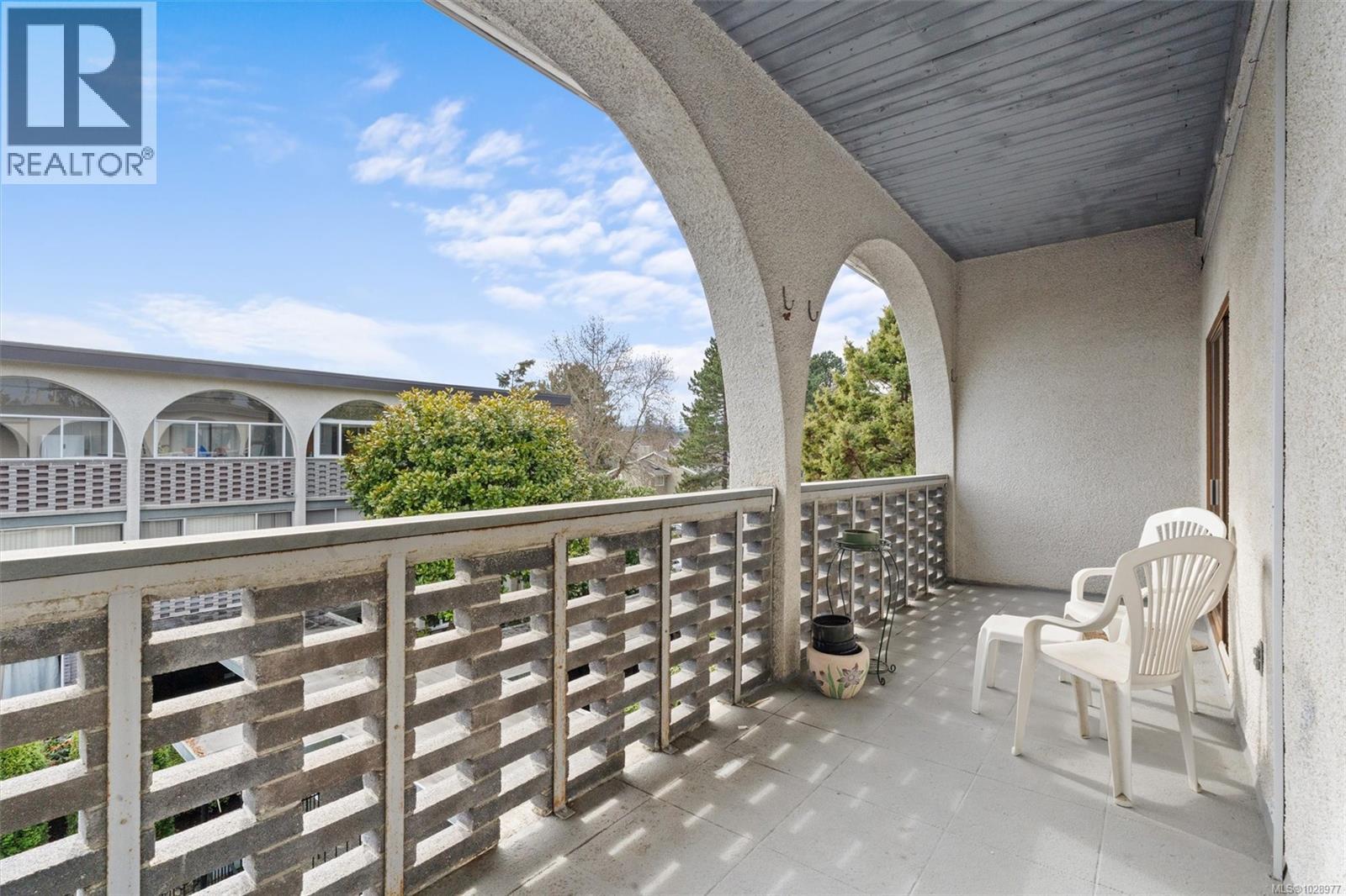 301 2050 White Birch Rd, Sidney