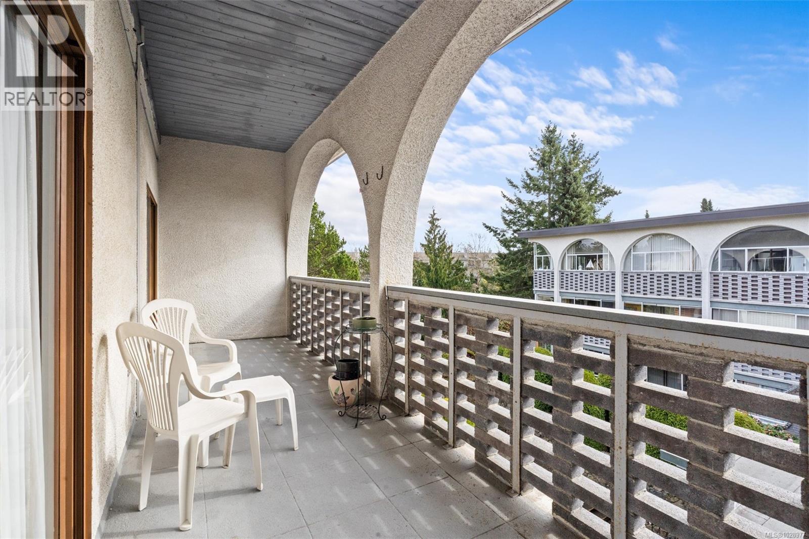 301 2050 White Birch Rd, Sidney