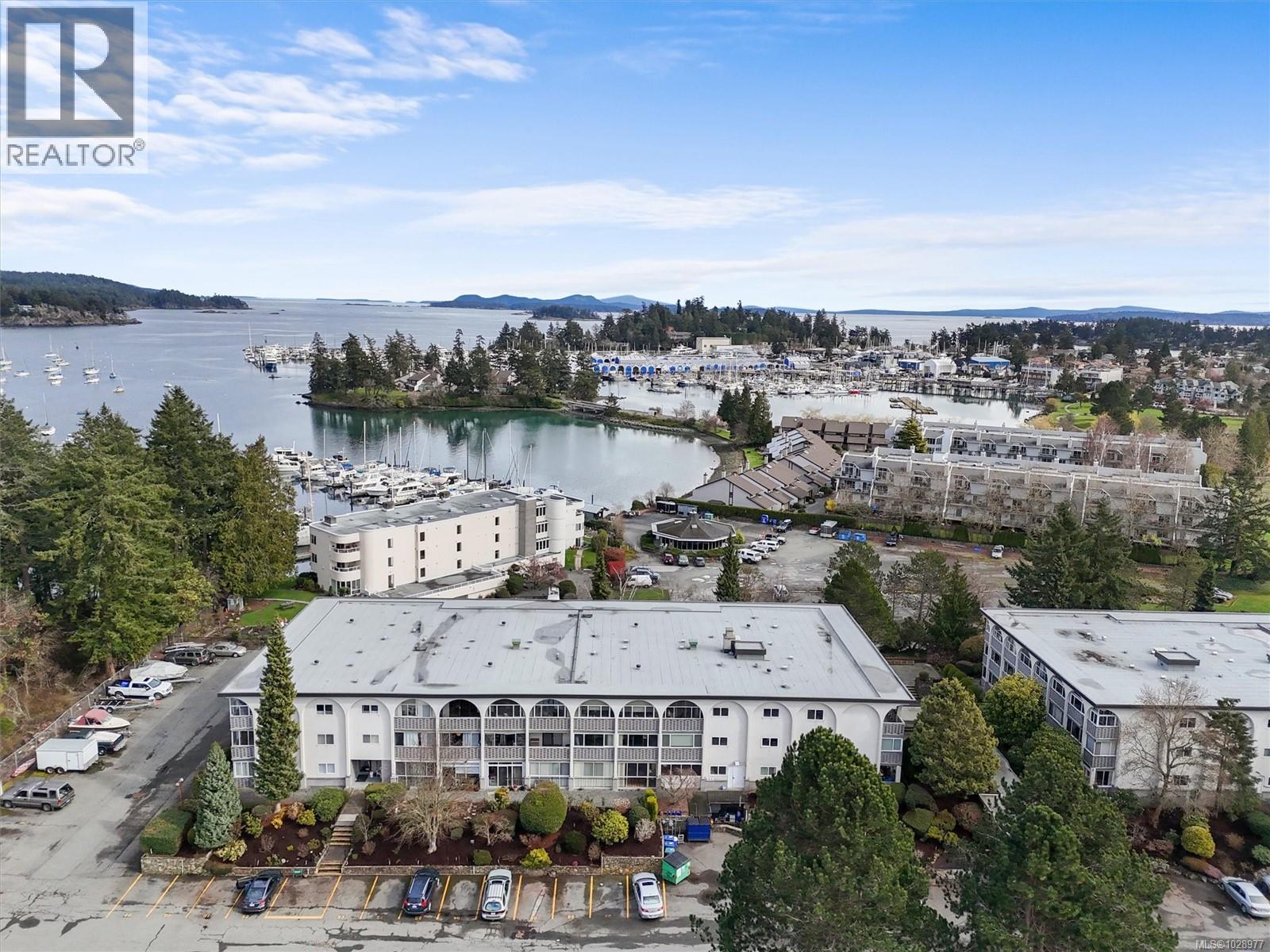 301 2050 White Birch Rd, Sidney