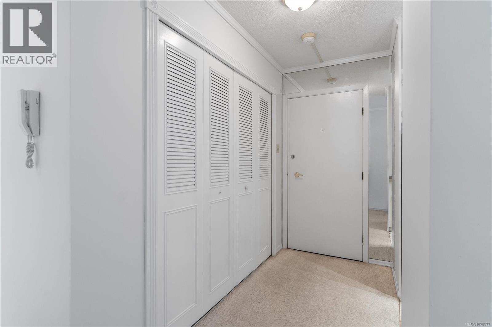 301 2050 White Birch Rd, Sidney