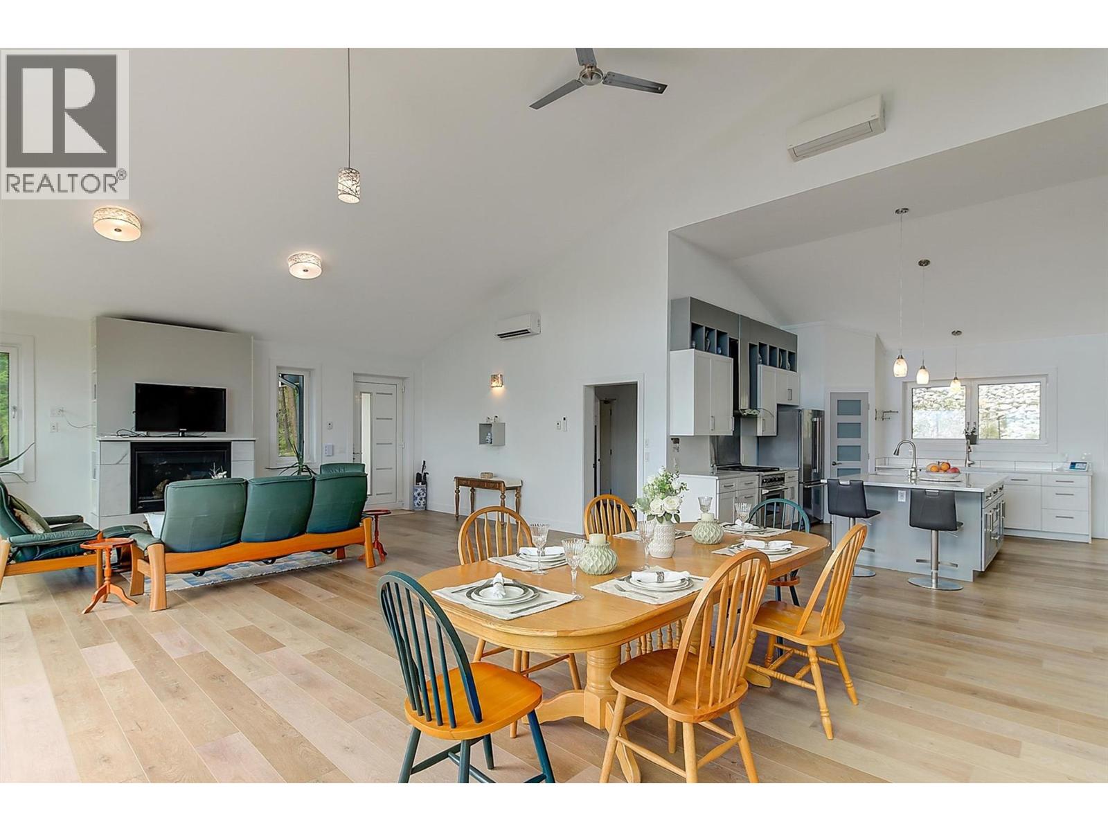 6131 Seymoure Lane, Peachland