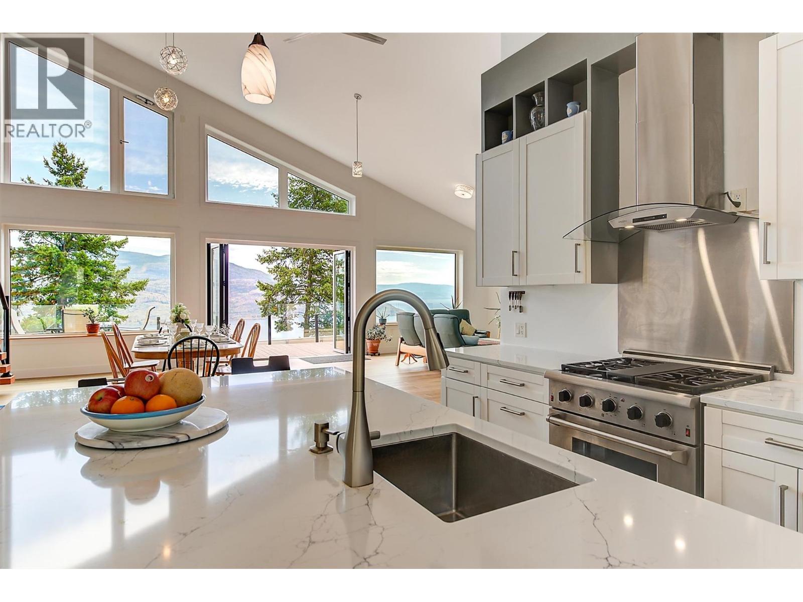 6131 Seymoure Lane, Peachland