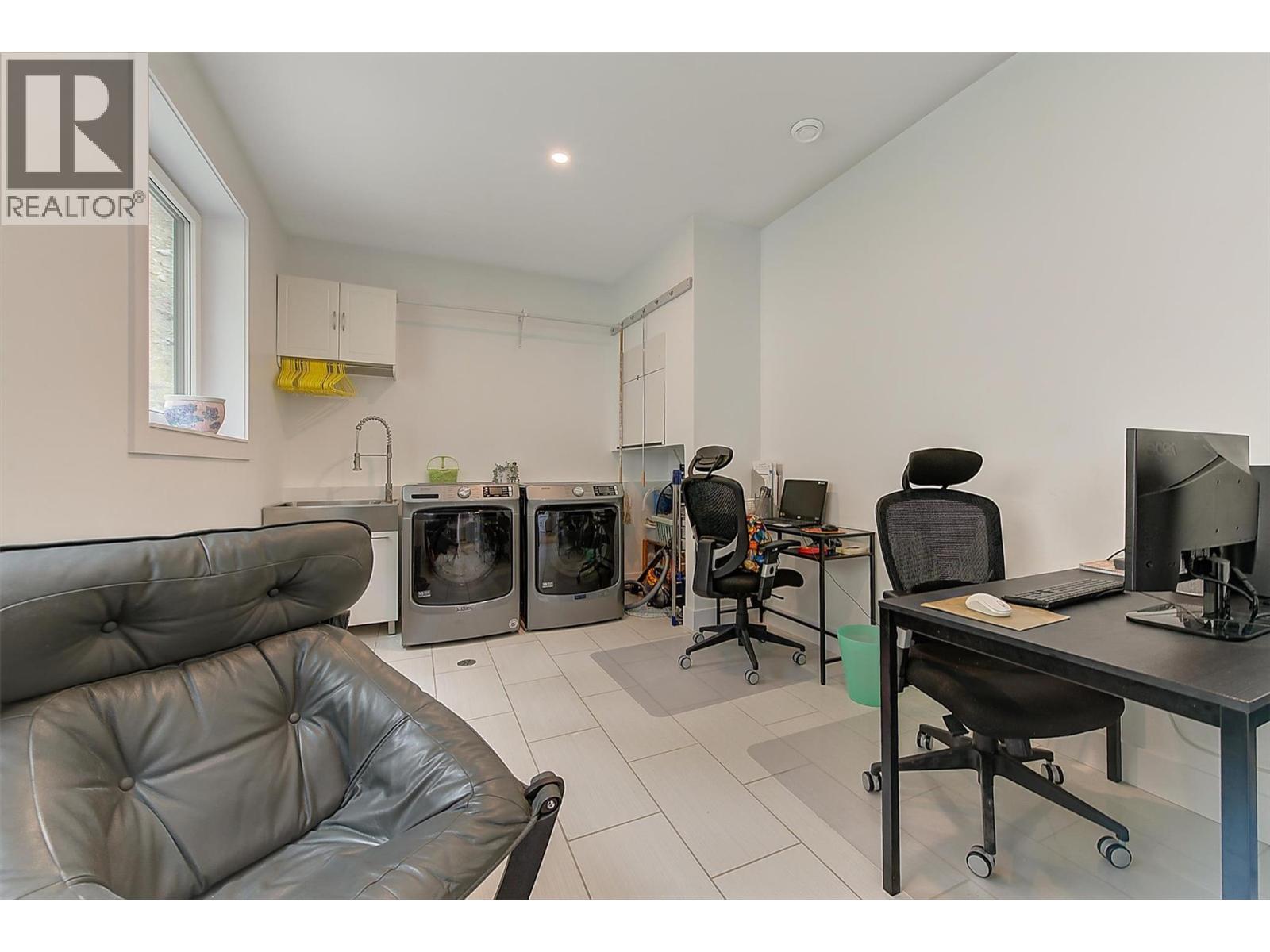 6131 Seymoure Lane, Peachland