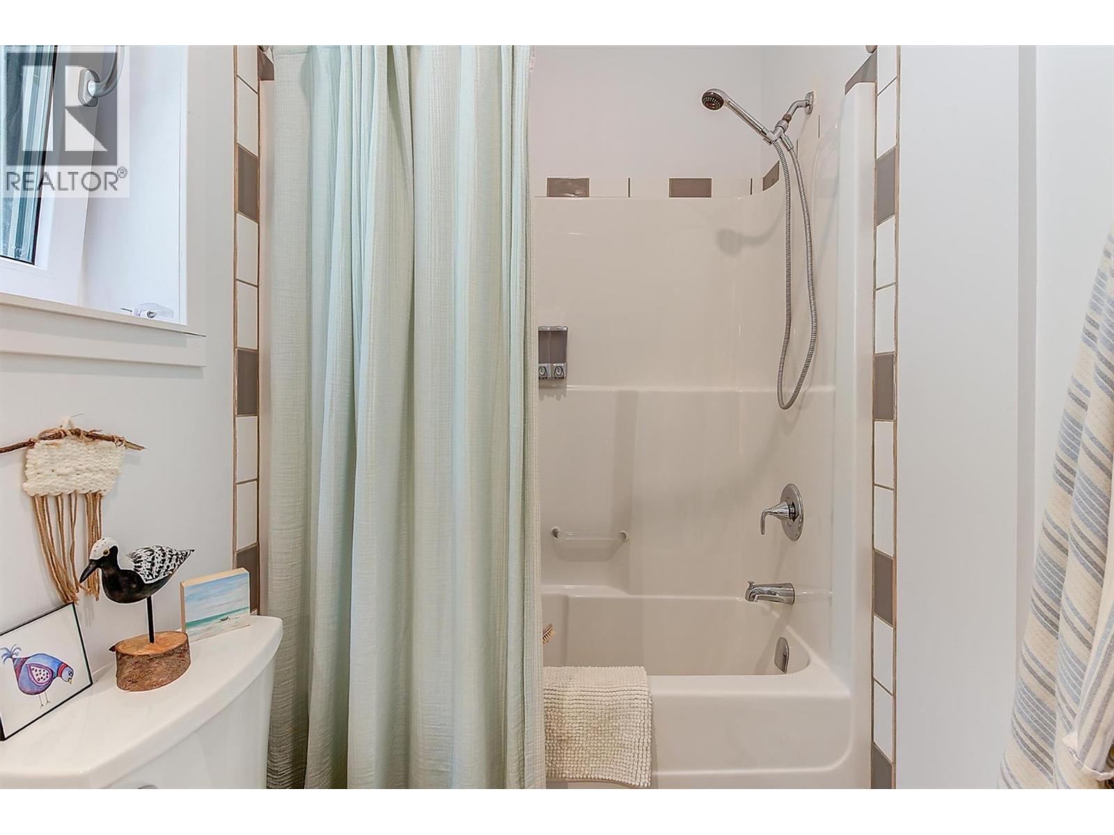 6131 Seymoure Lane, Peachland