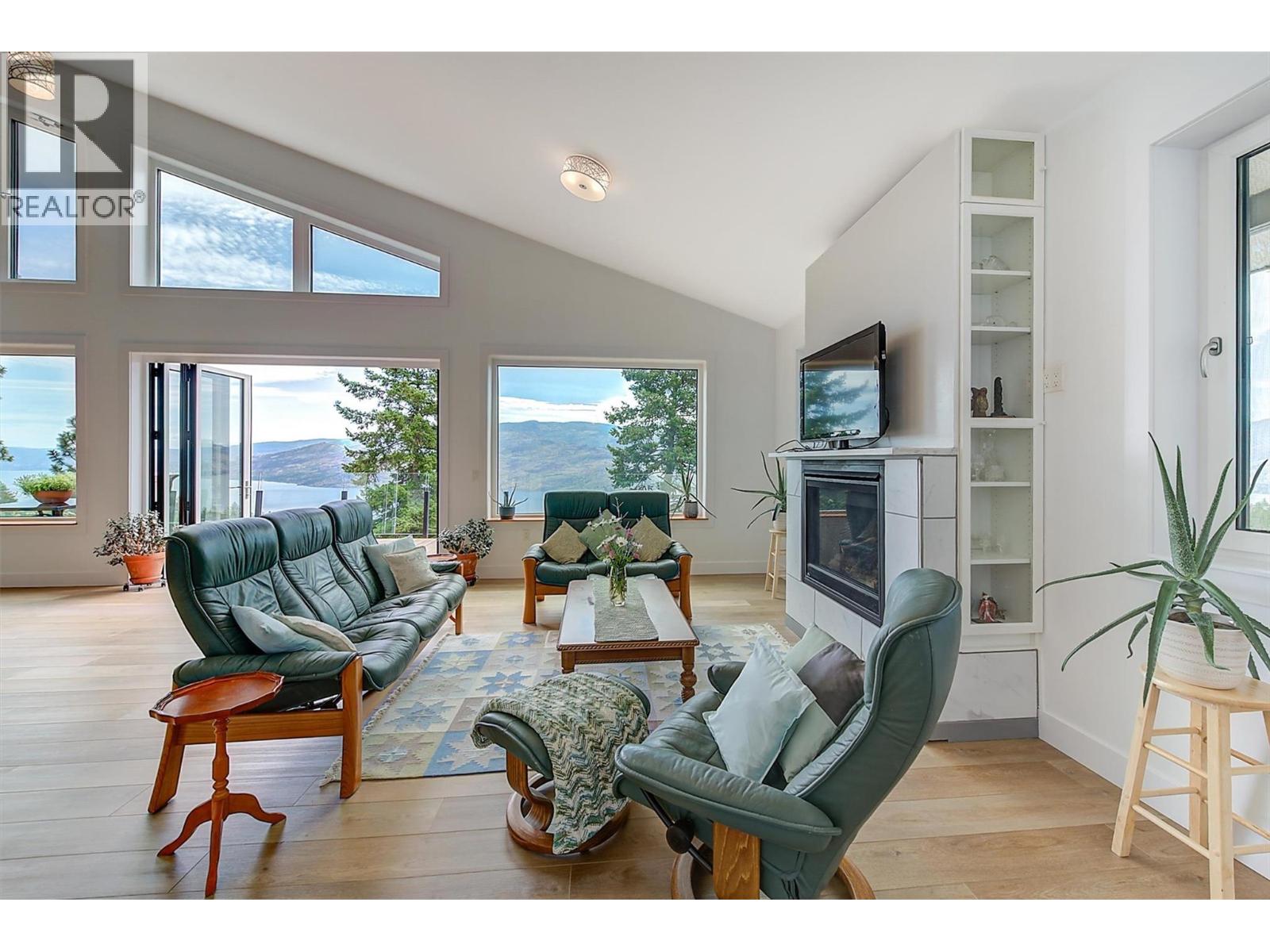 6131 Seymoure Lane, Peachland