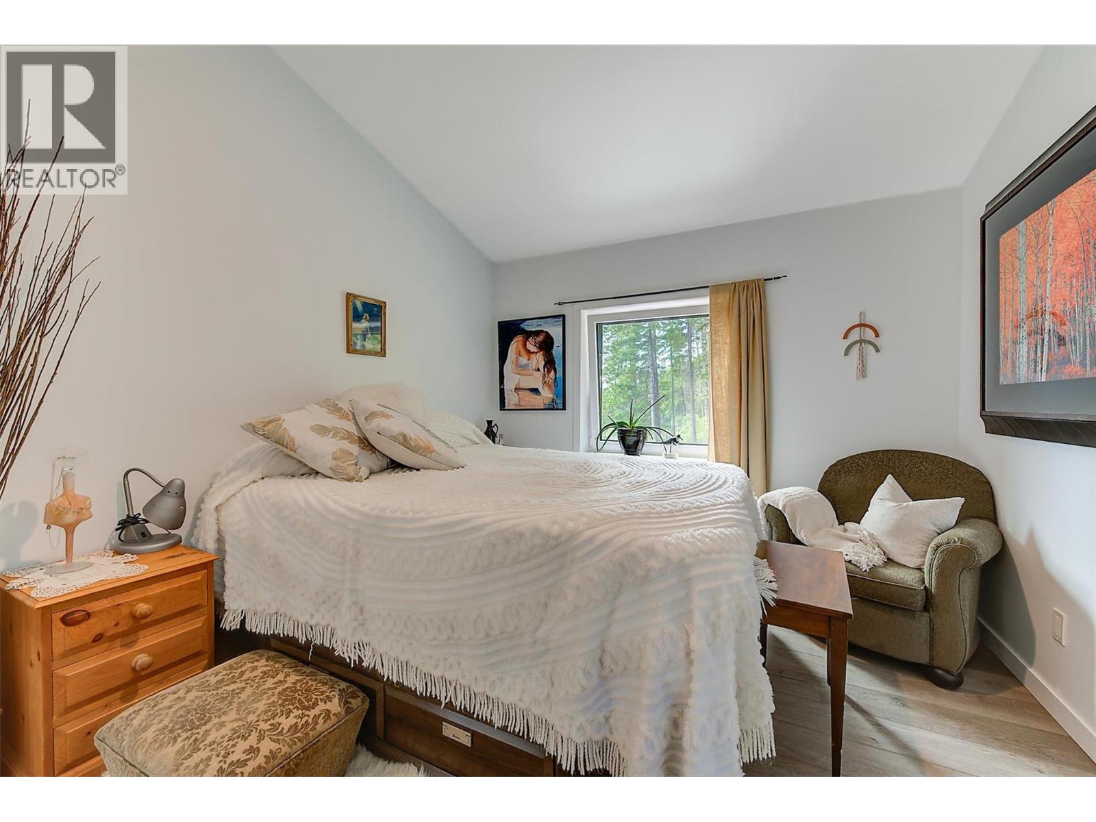 6131 Seymoure Lane, Peachland