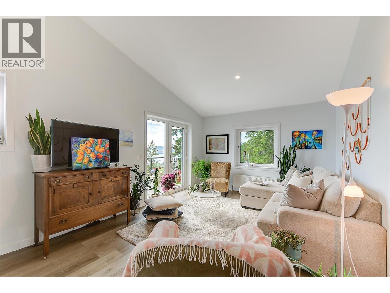 6131 Seymoure Lane, Peachland