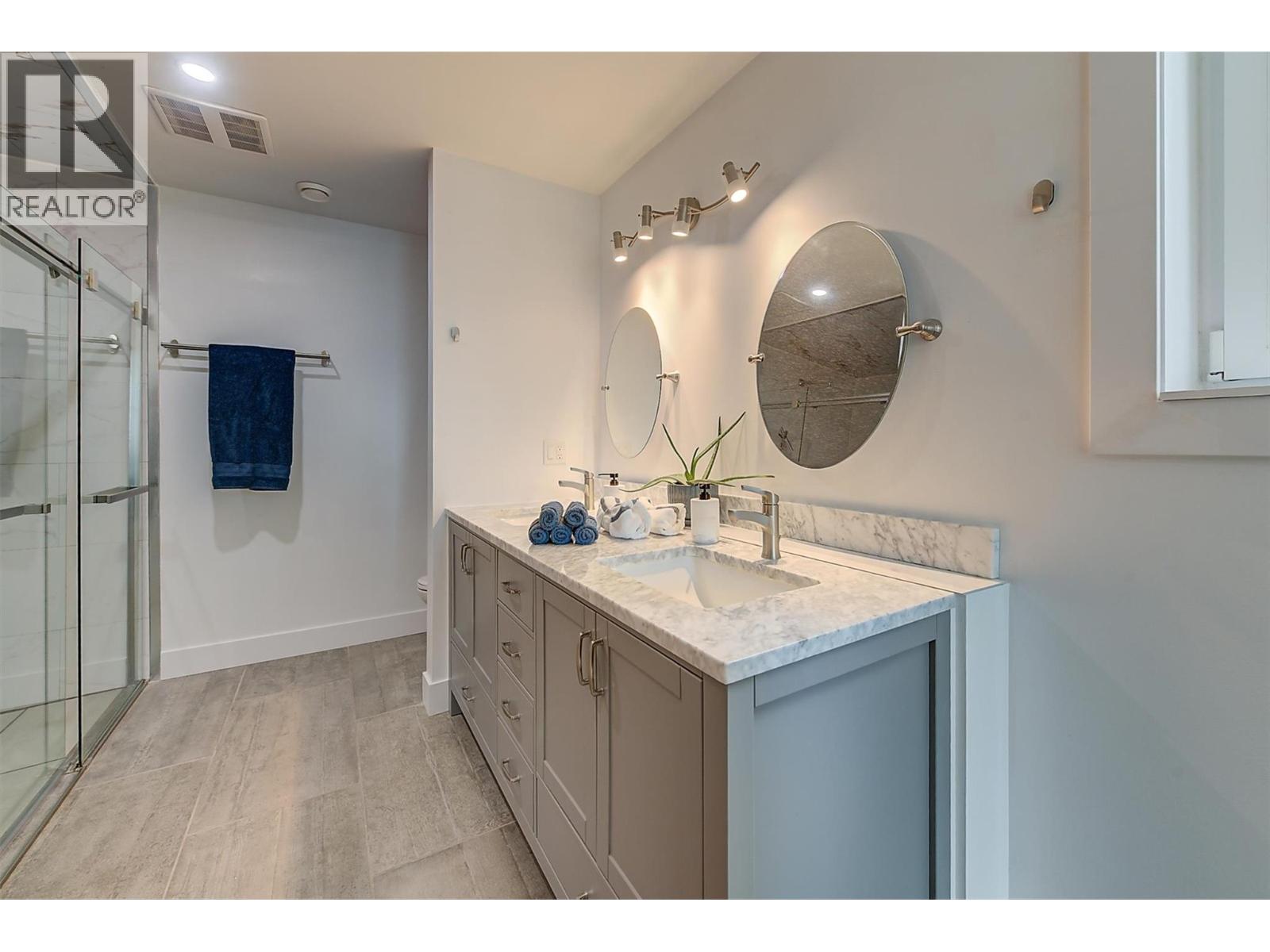 6131 Seymoure Lane, Peachland