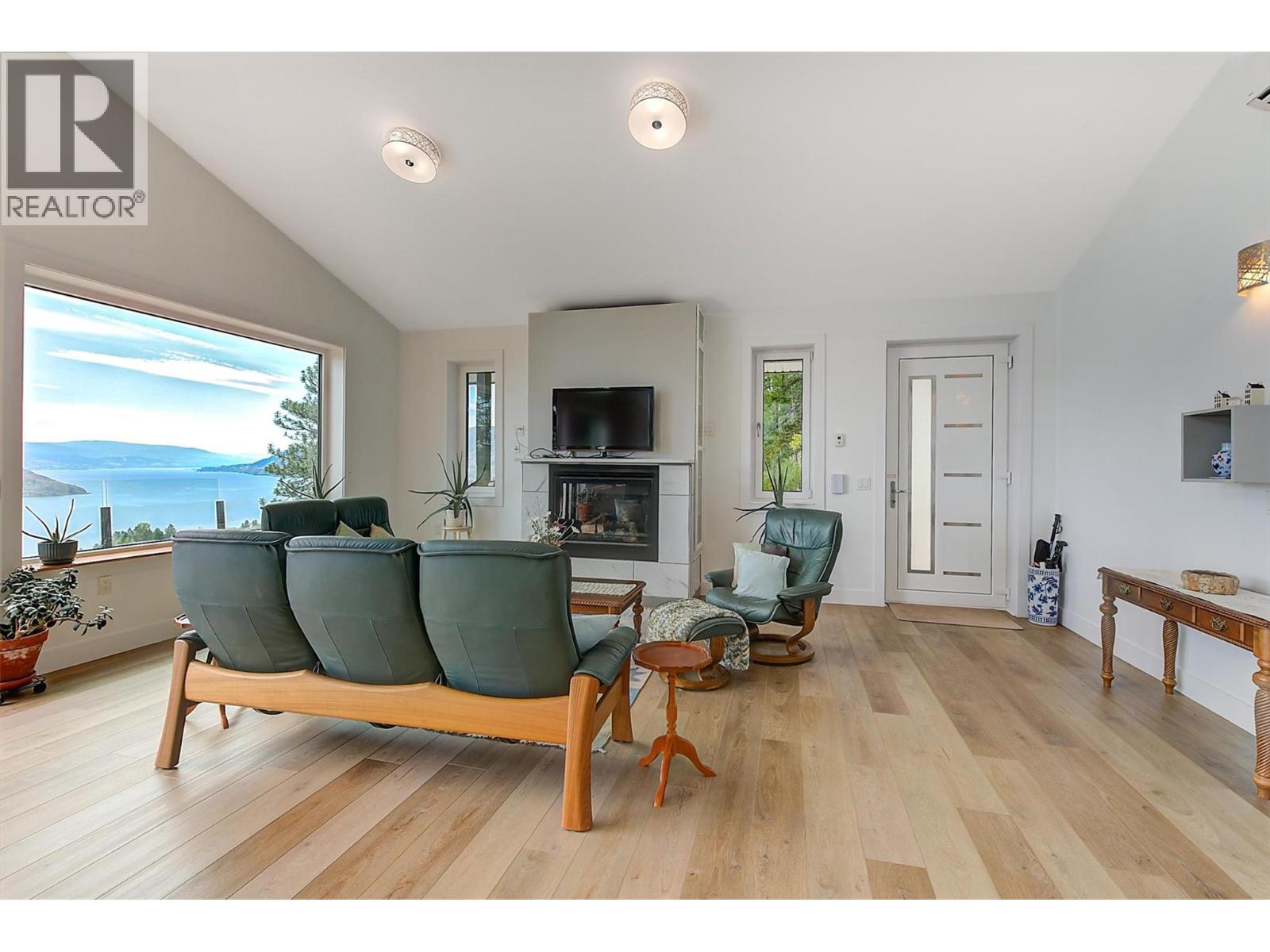 6131 Seymoure Lane, Peachland