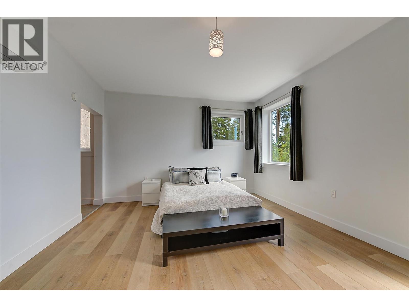 6131 Seymoure Lane, Peachland