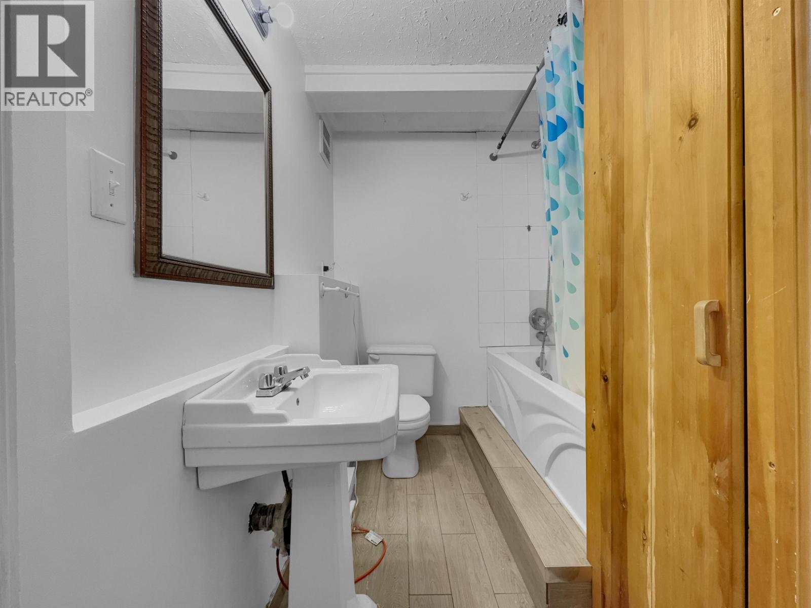 1235 MOON AVENUE - 23