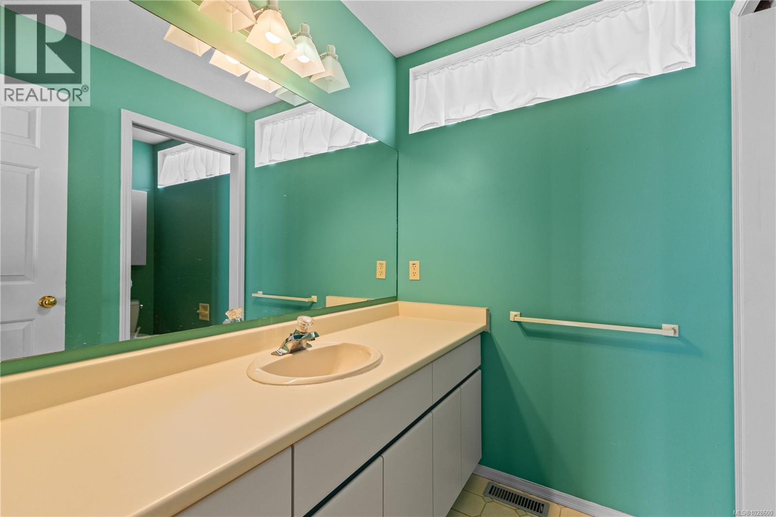 1081 Island Hwy S, Campbell River