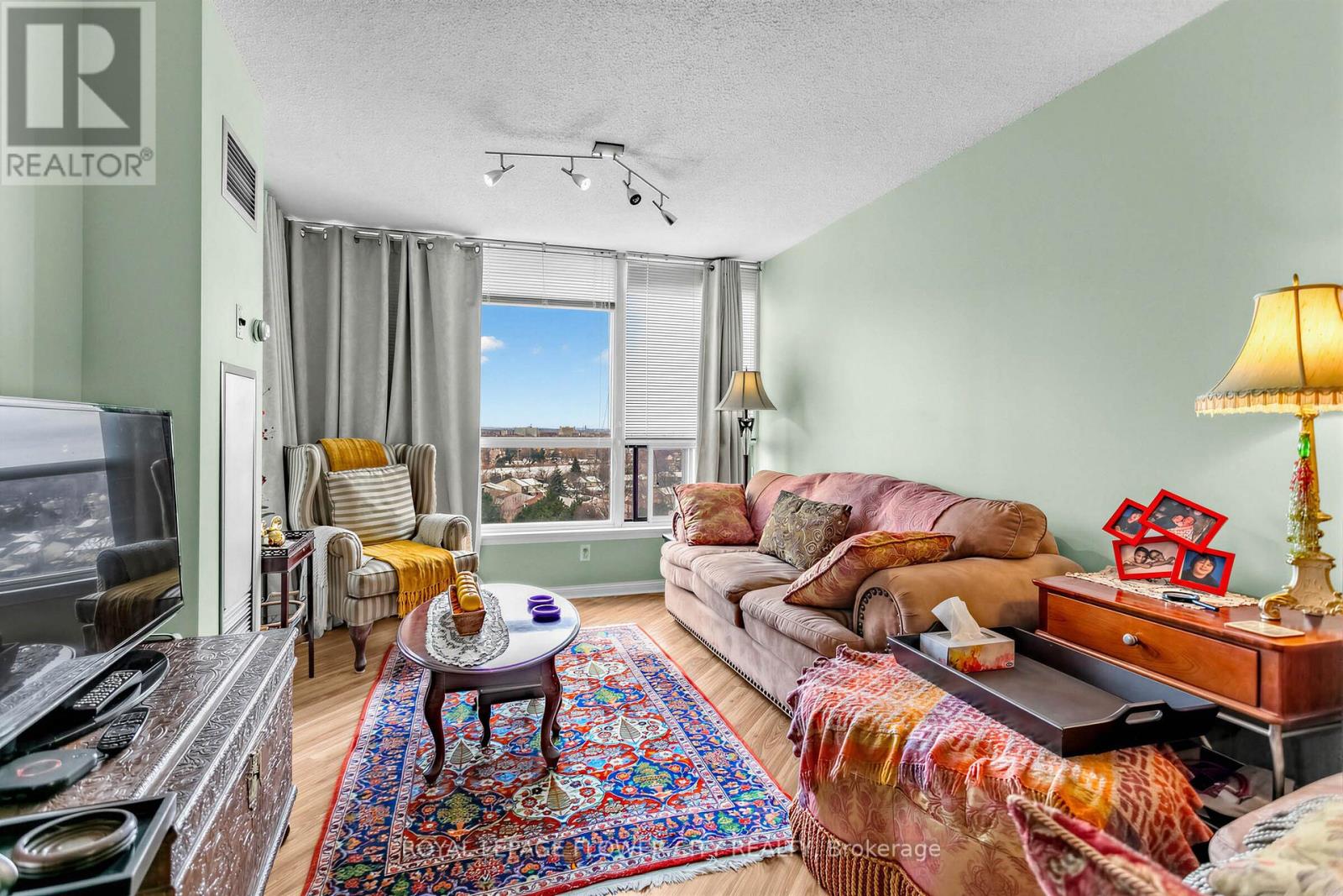 #1208 10 LAURELCREST STREET - 10
