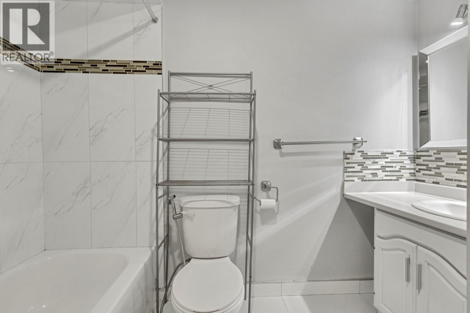 5 1535 ST. GEORGES AVENUE, North Vancouver