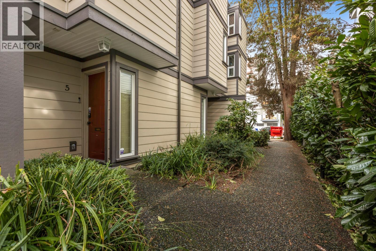 5 1535 ST. GEORGES AVENUE, North Vancouver
