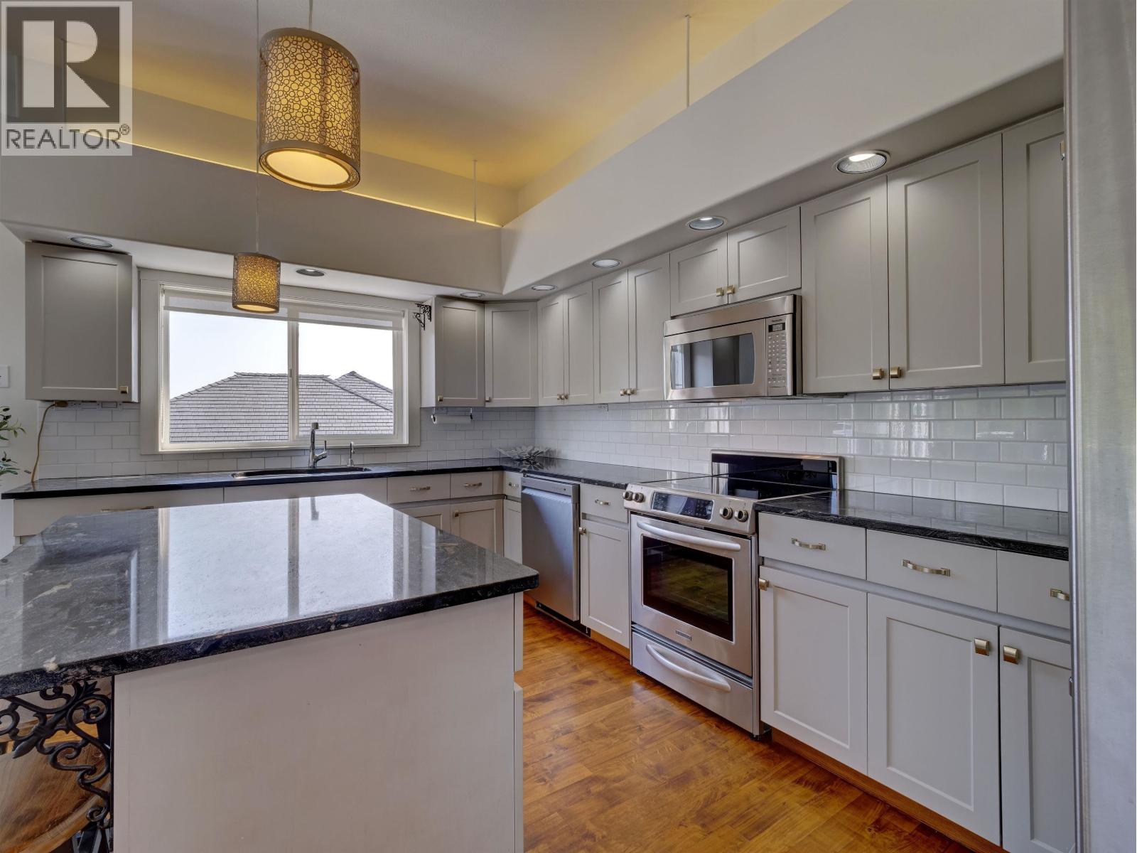 803 OCEANMOUNT BOULEVARD, Gibsons