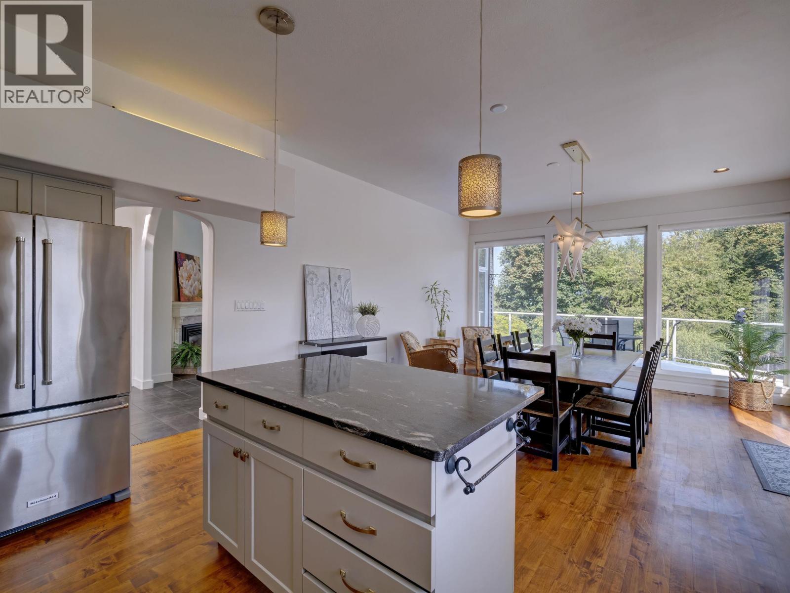 803 OCEANMOUNT BOULEVARD, Gibsons