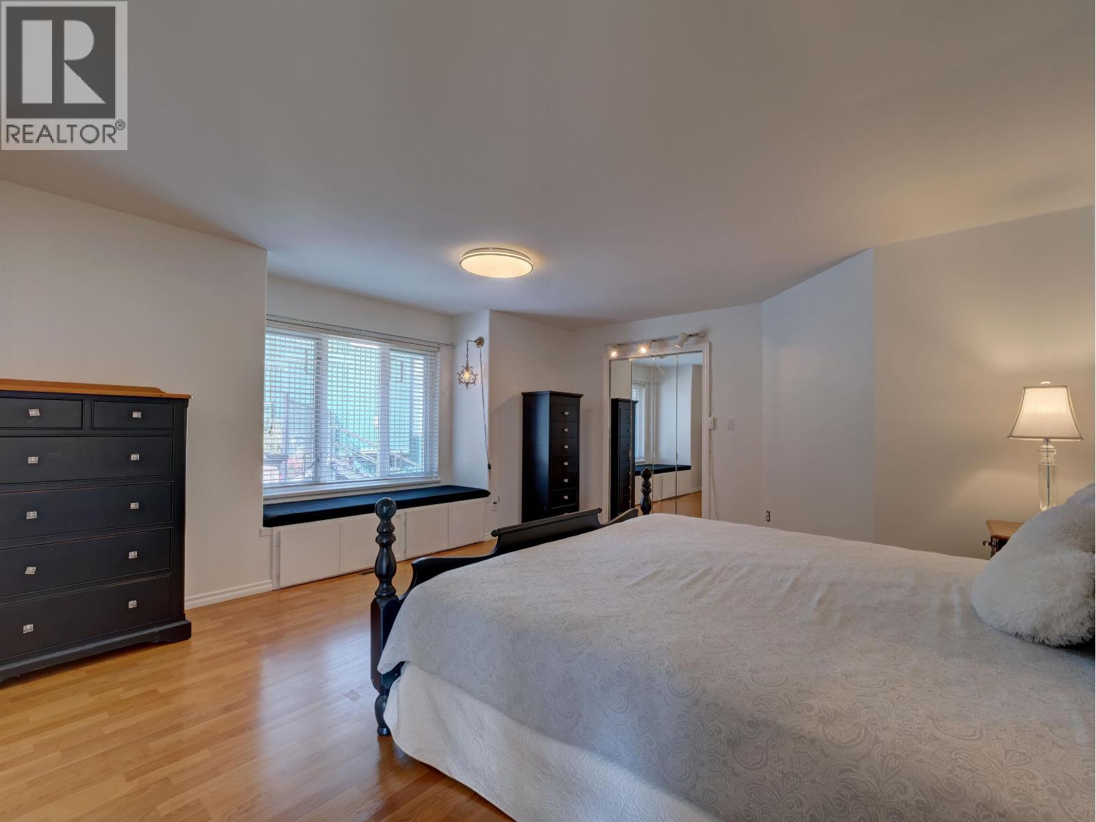 803 OCEANMOUNT BOULEVARD, Gibsons