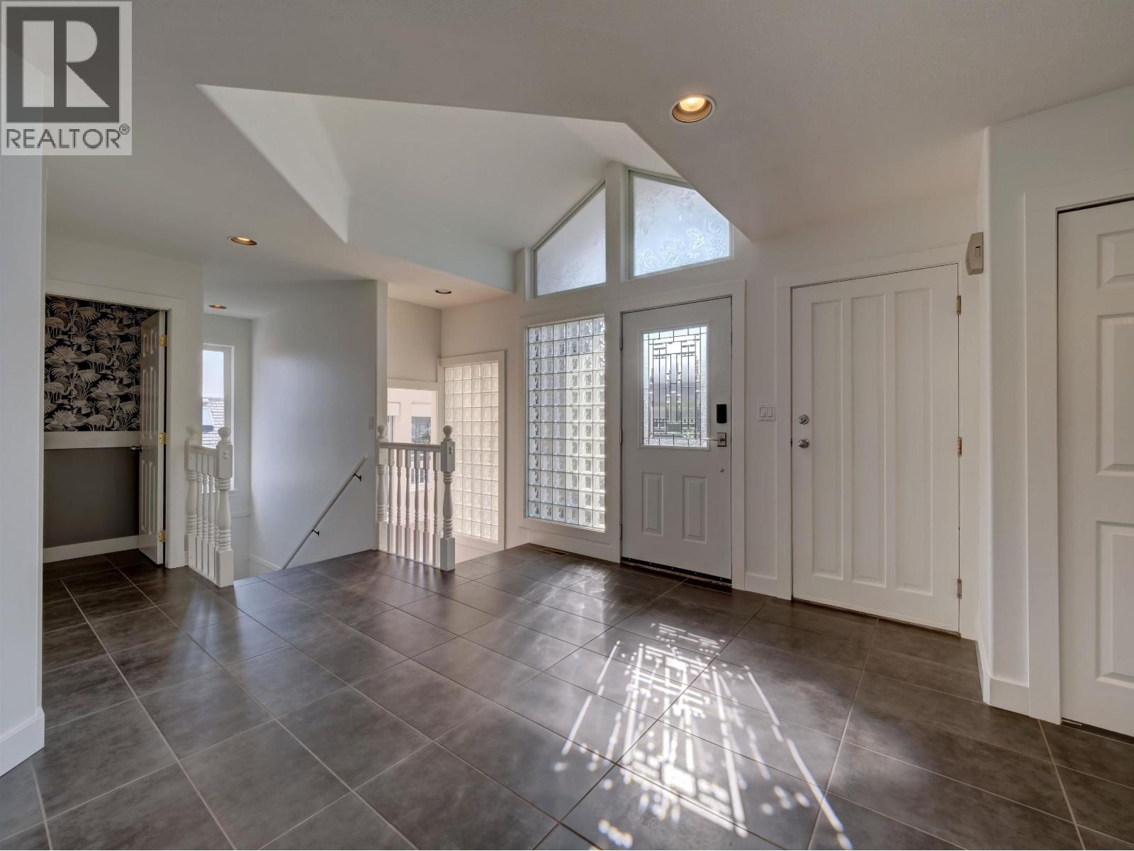 803 OCEANMOUNT BOULEVARD, Gibsons