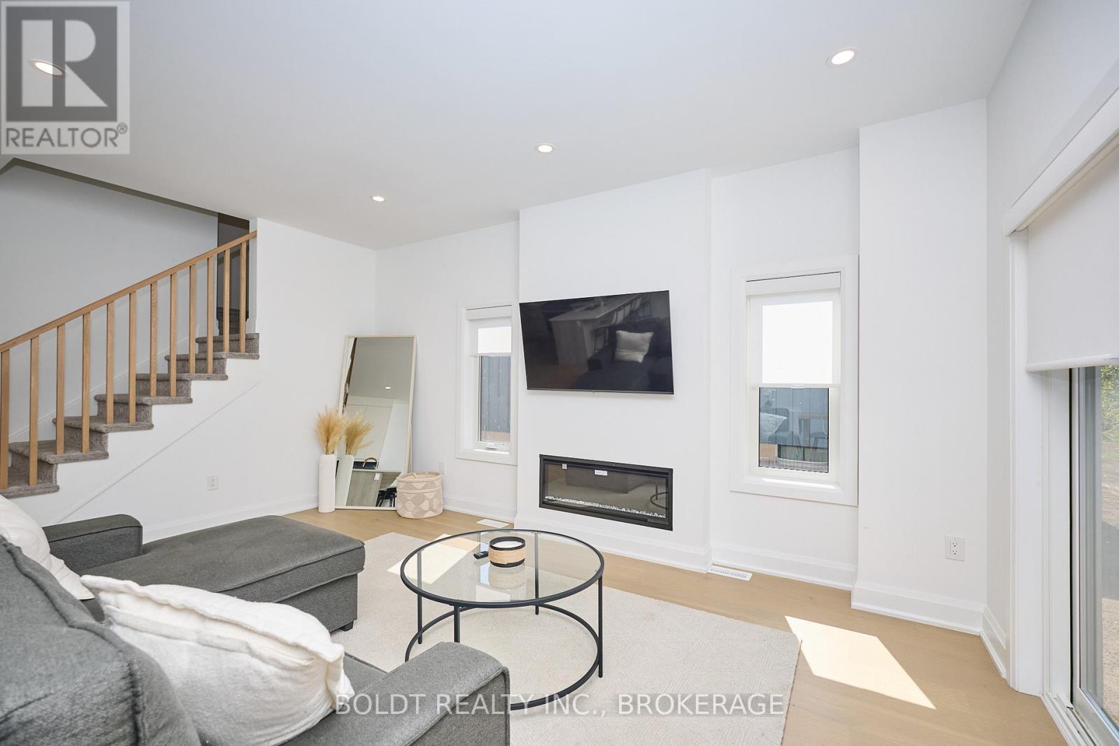 552 MISSISSAUGA AVENUE - 12