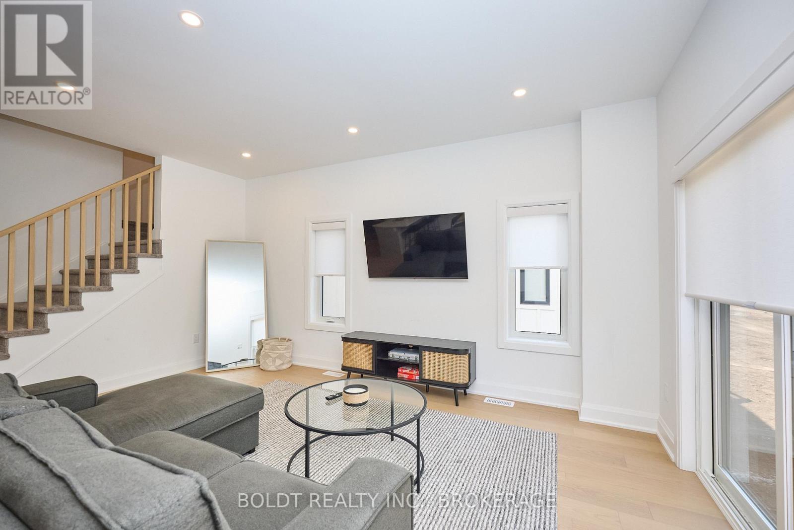 556 MISSISSAUGA AVENUE - 11