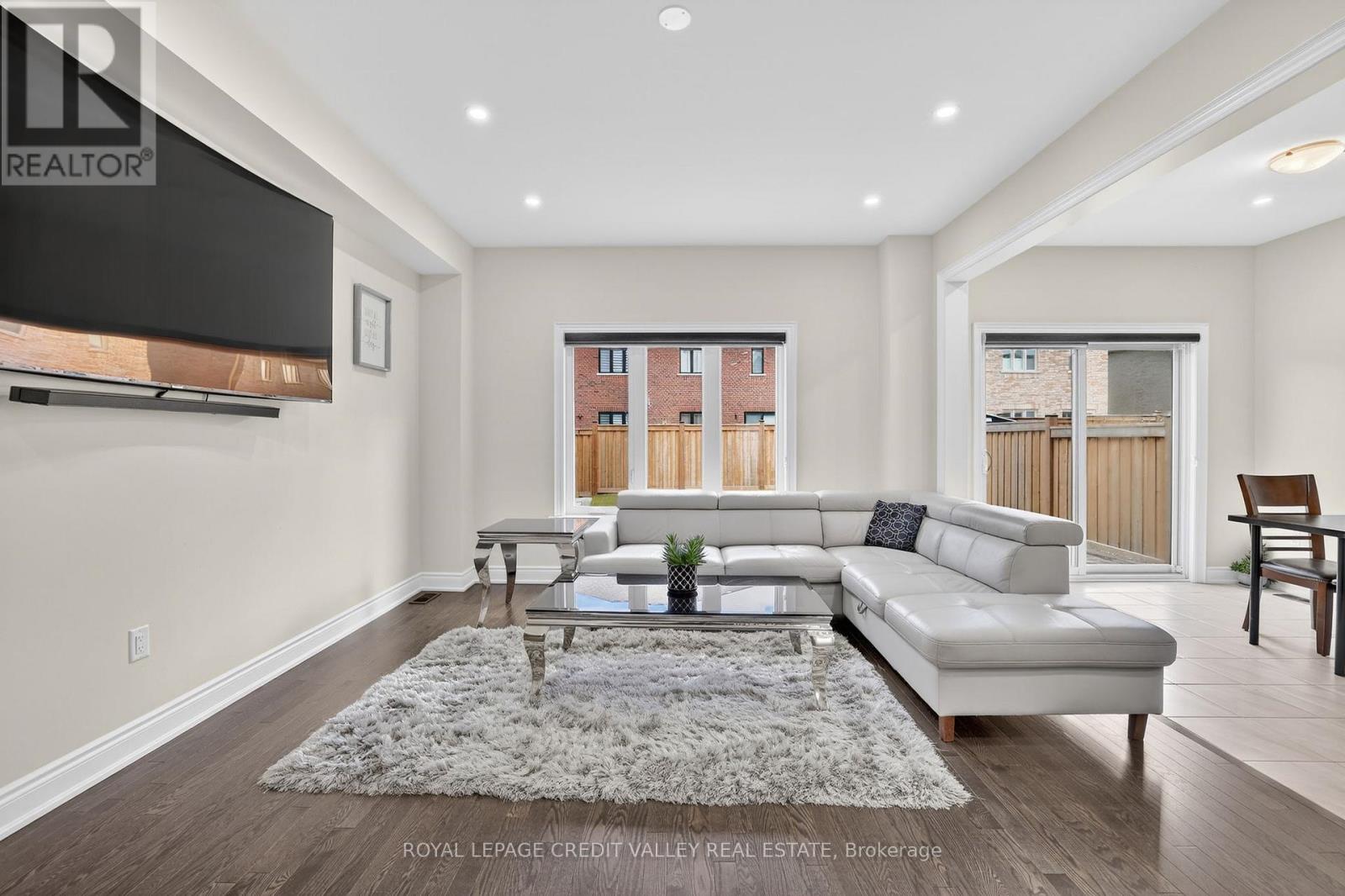 29 MEMORIAL COURT - 15