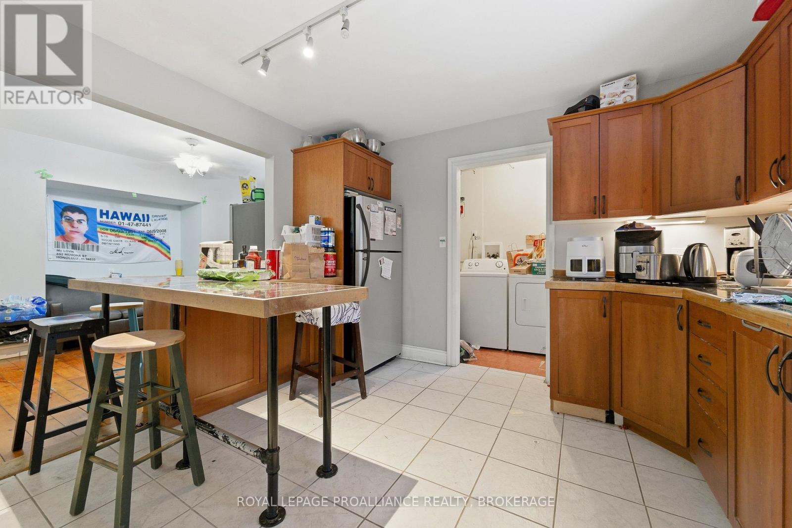 511 VICTORIA STREET - 21