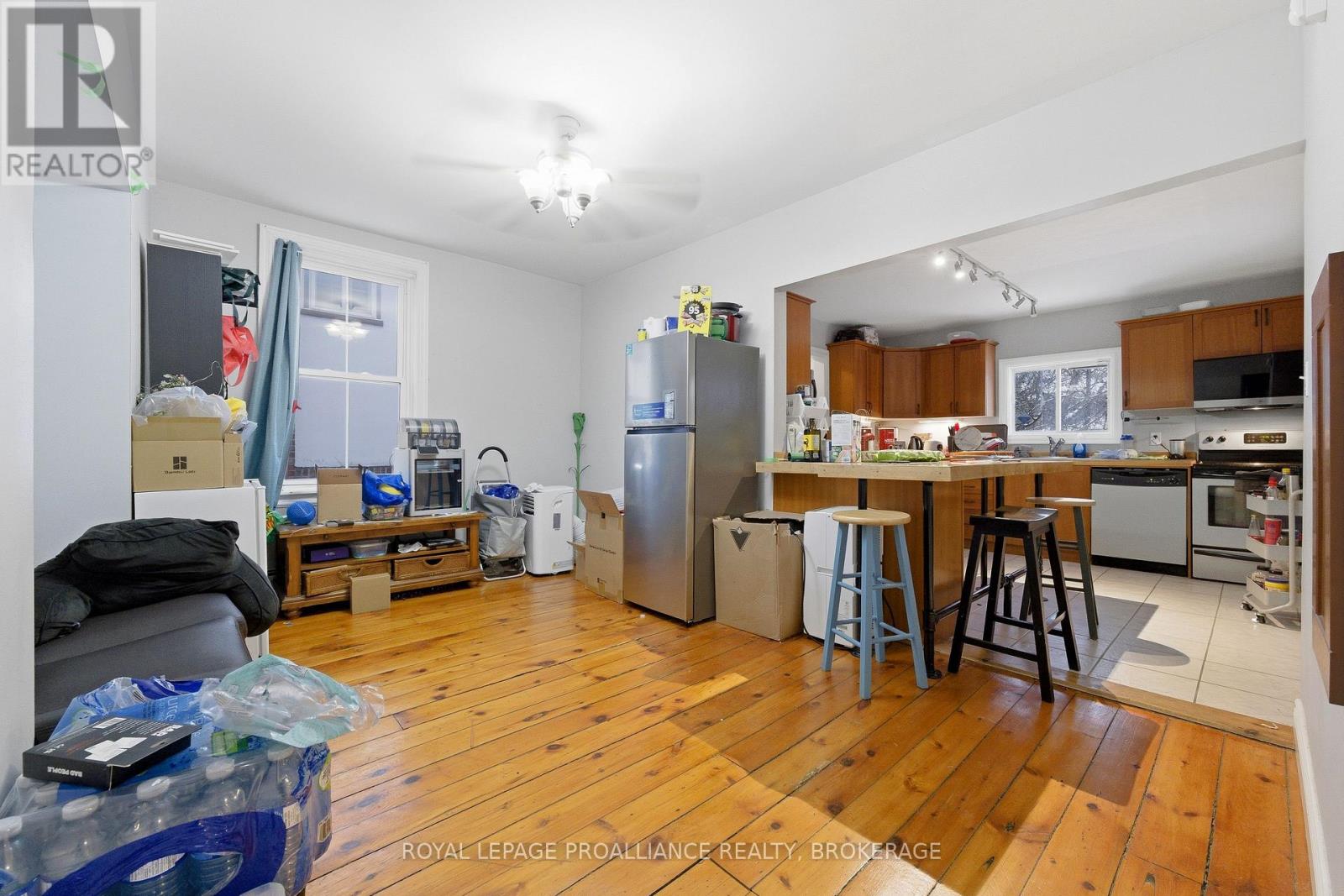 511 VICTORIA STREET - 16