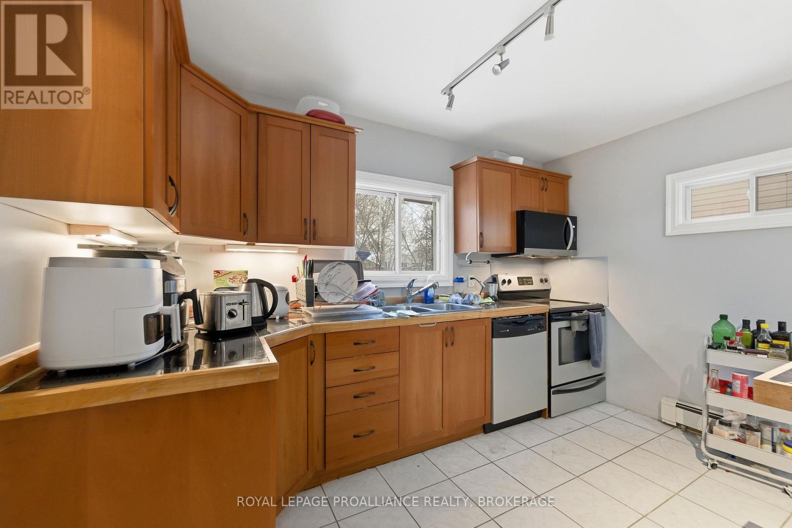511 VICTORIA STREET - 22