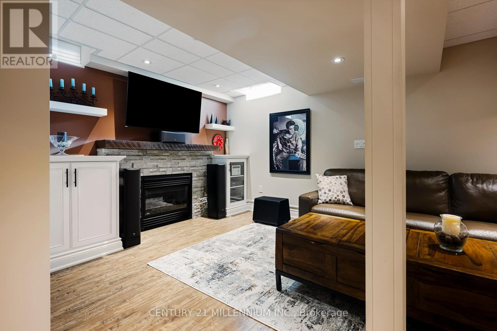 42 RUBYSILVER DRIVE - 34