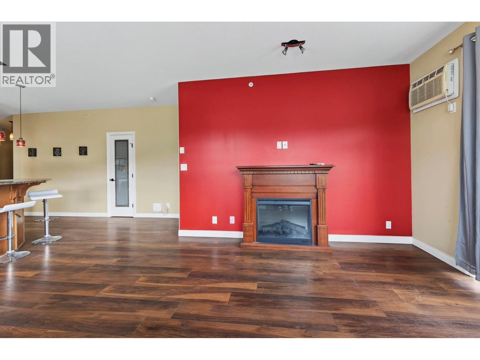 #302 1390 HILLSIDE DRIVE - 4