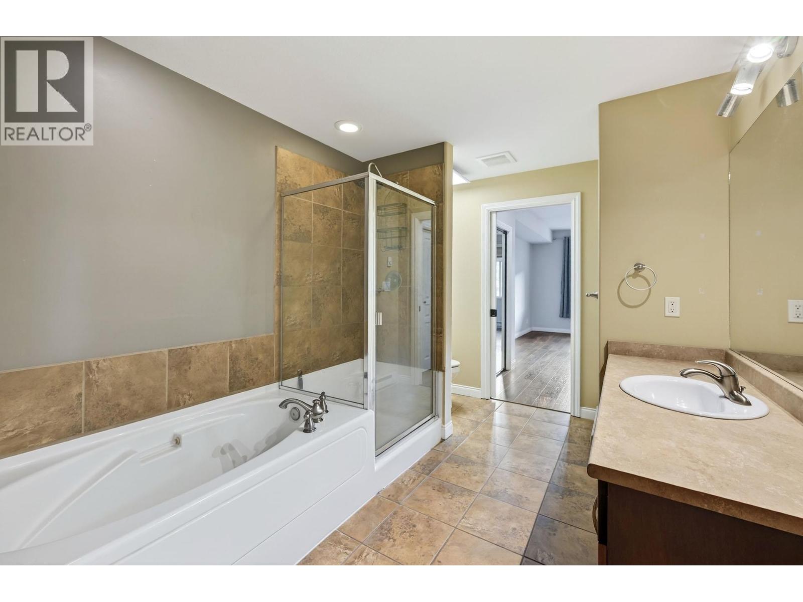 #302 1390 HILLSIDE DRIVE - 21