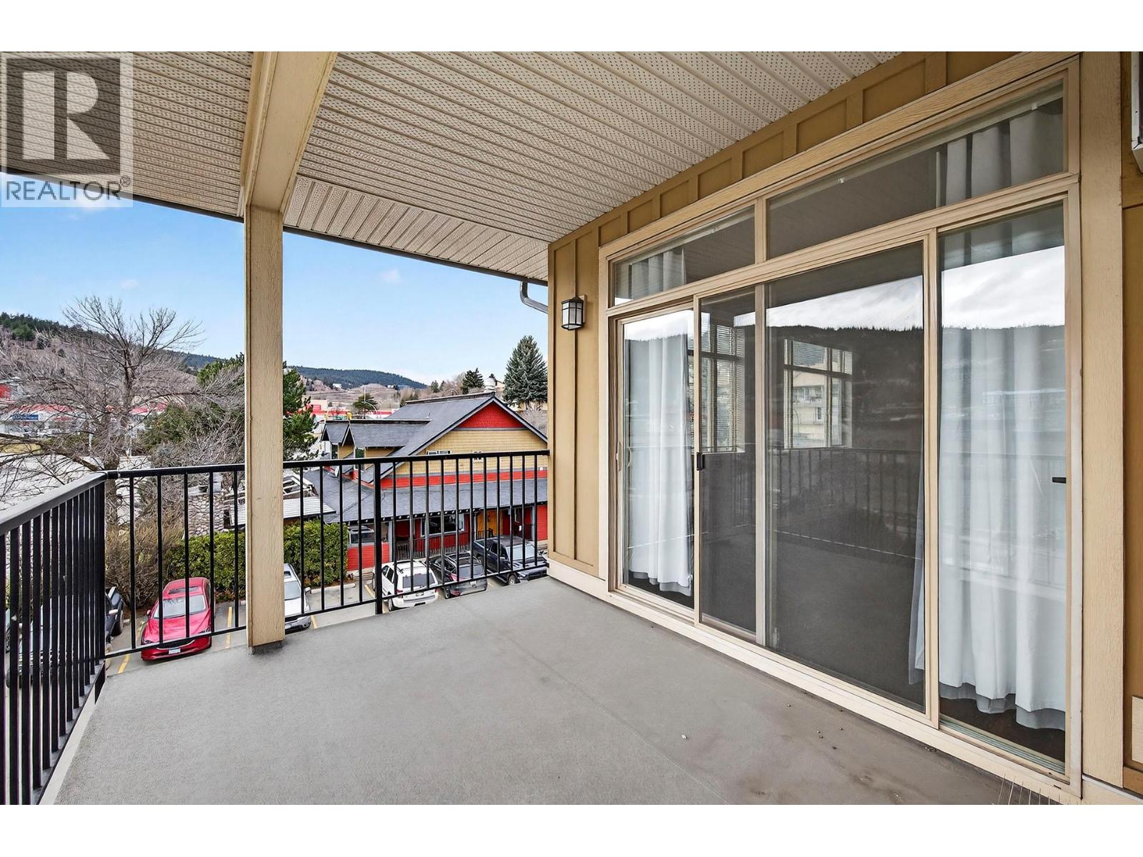 #302 1390 HILLSIDE DRIVE - 34