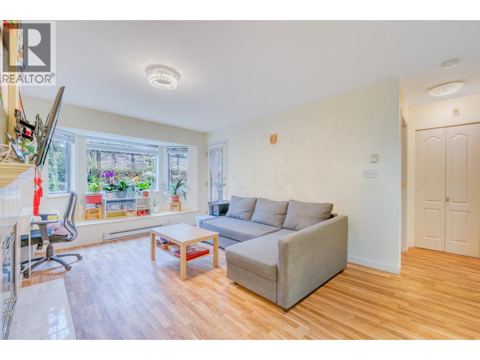 207 3738 NORFOLK Street - photo 2