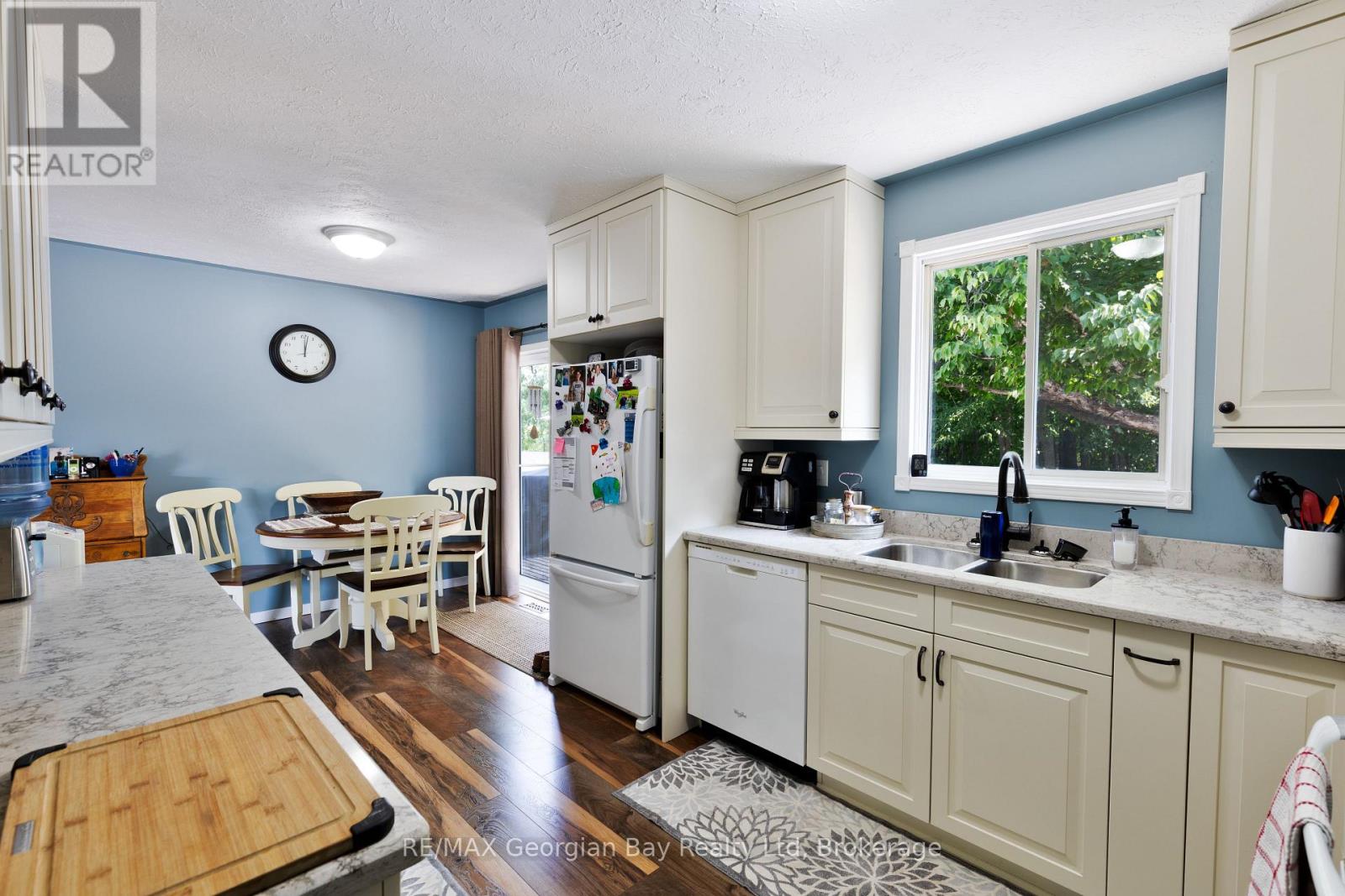 5 EASTON AVENUE - 8
